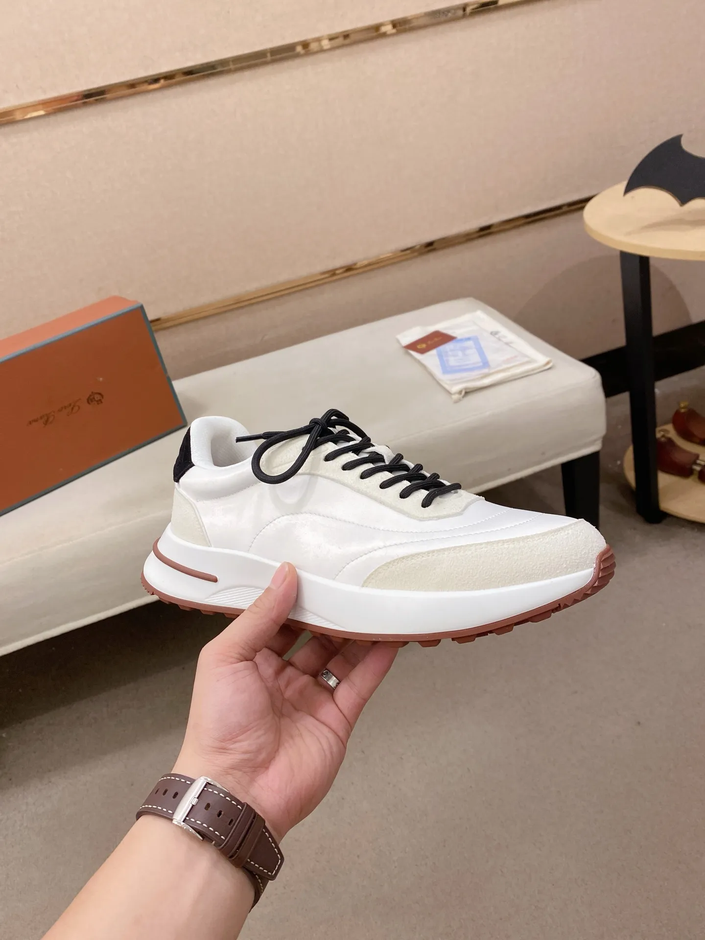 Men's shoes 💰: 462💰🔥𝐥𝐨𝐫𝐨 𝐏𝐢𝐚𝐧𝐚 lp classic loafers, an Italian treasure brand, the only brand that can match Hermès! Only after wearing it do we realize that we can’t live up to our feet. The upper is made of imported first-layer cowhide with breathable fabrics, water-dyed cowhide foot pads, and the official original glass rubber outsole and pendant. Exclusive original packaging (tag ➕ brand paper ➕ outer box ➕ hand bag) code number: 38-44. Can be customized 45-46